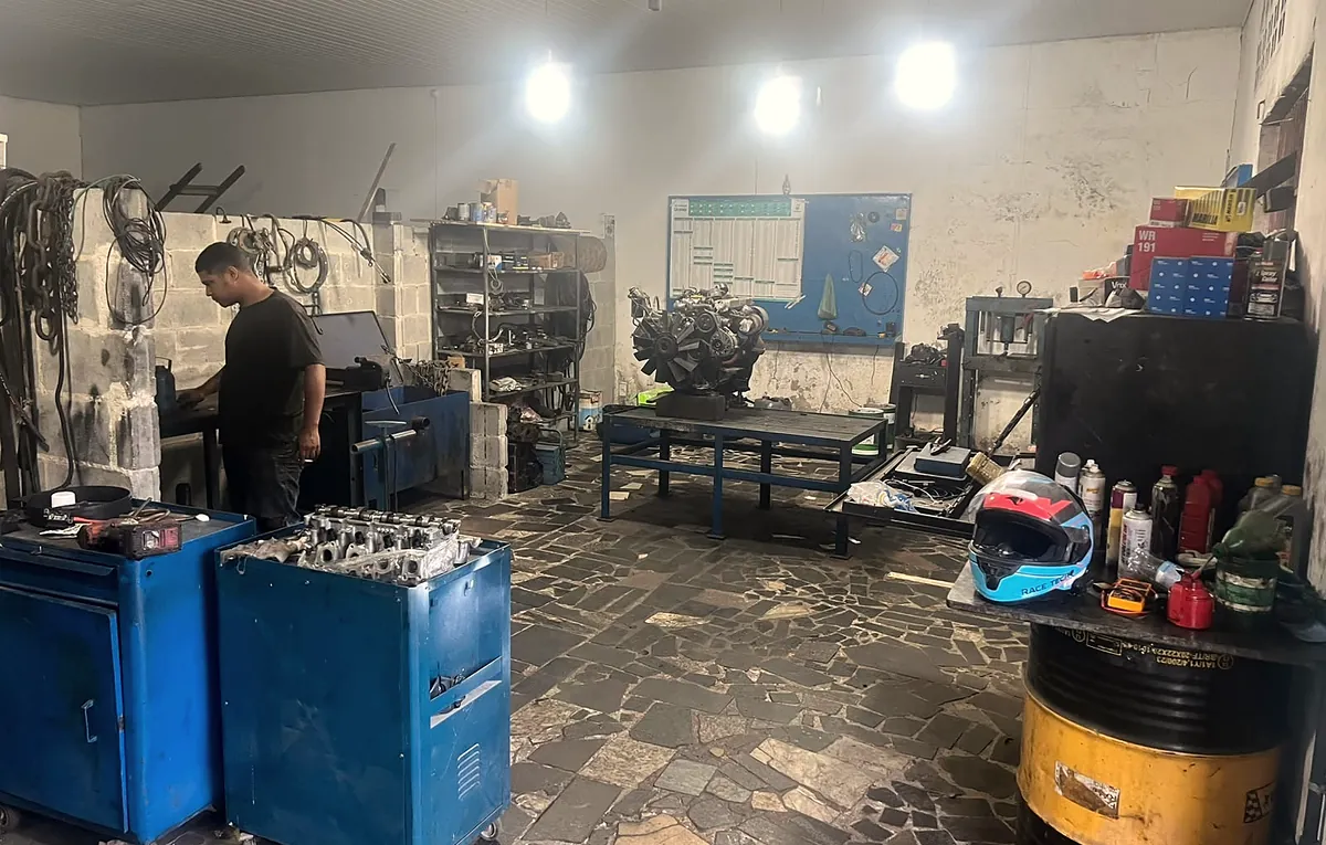 Mecânico trabalhando dentro da oficina