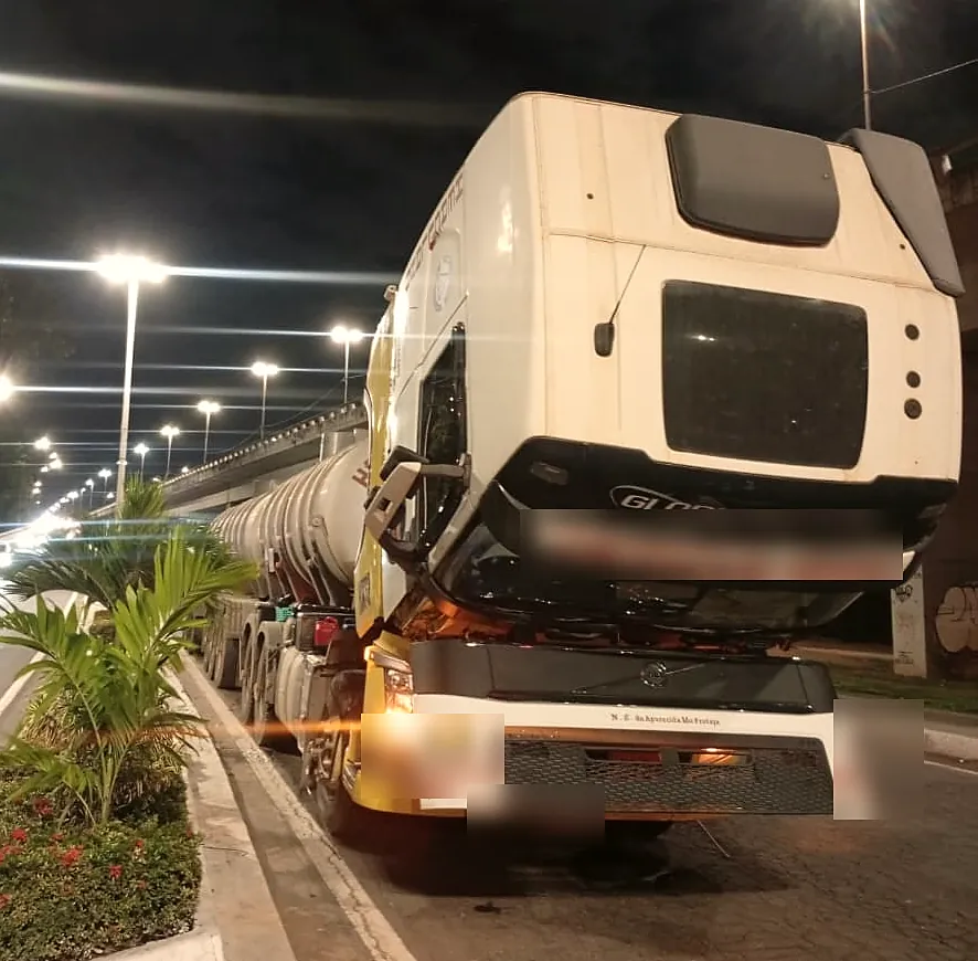 Socorro mecânico a caminhão parado à noite, com a cabine basculada
